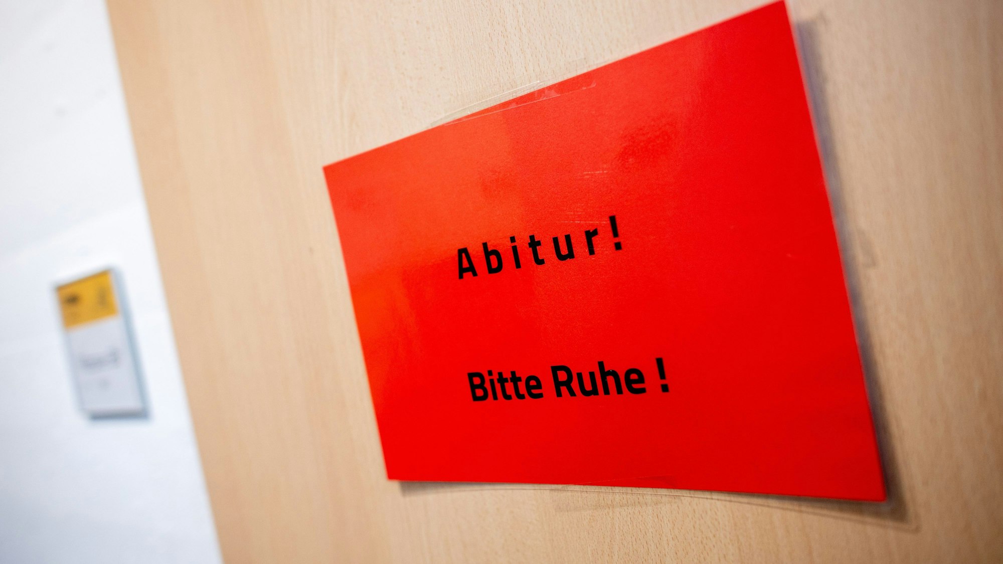 Ein Schild mit der Aufschrift ‚Abitur! Bitte Ruhe!‘ hängt während einer schriftlichen Abiturprüfung an einer Tür. (Symbolbild)