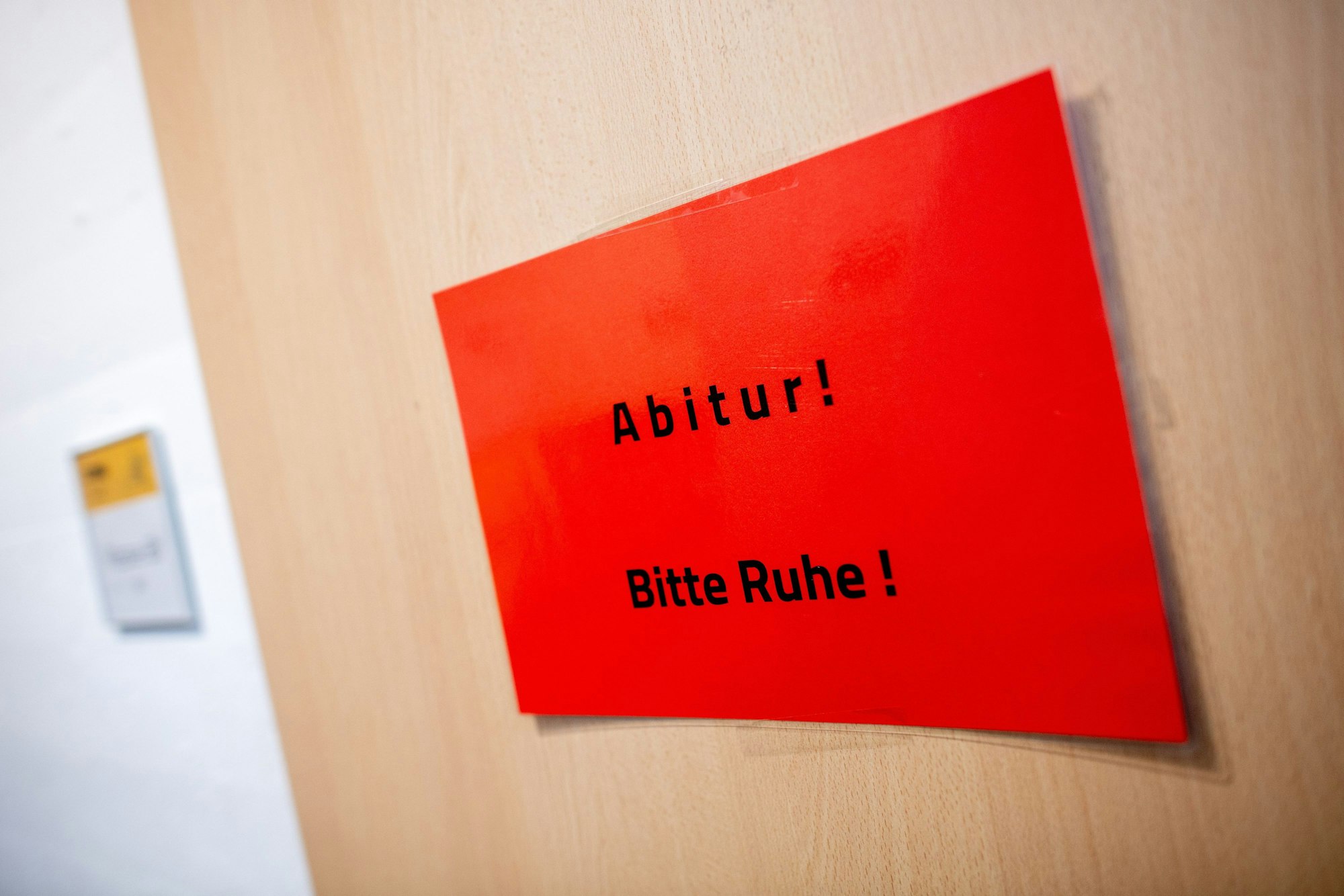 Ein Schild mit der Aufschrift "Abitur! Bitte Ruhe!" hängt während der schriftlichen Abiturprüfungen im Fach Geschichte an einer Tür in der Graf-Anton-Günther-Schule (GAG).