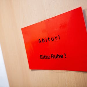 Ein Schild mit der Aufschrift "Abitur! Bitte Ruhe!" hängt während der schriftlichen Abiturprüfungen im Fach Geschichte an einer Tür in der Graf-Anton-Günther-Schule (GAG).