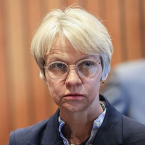 Dorothee Feller (CDU), Schulministerin, steht im Schulausschuss des Landtags in Nordrhein-Westfalen.
