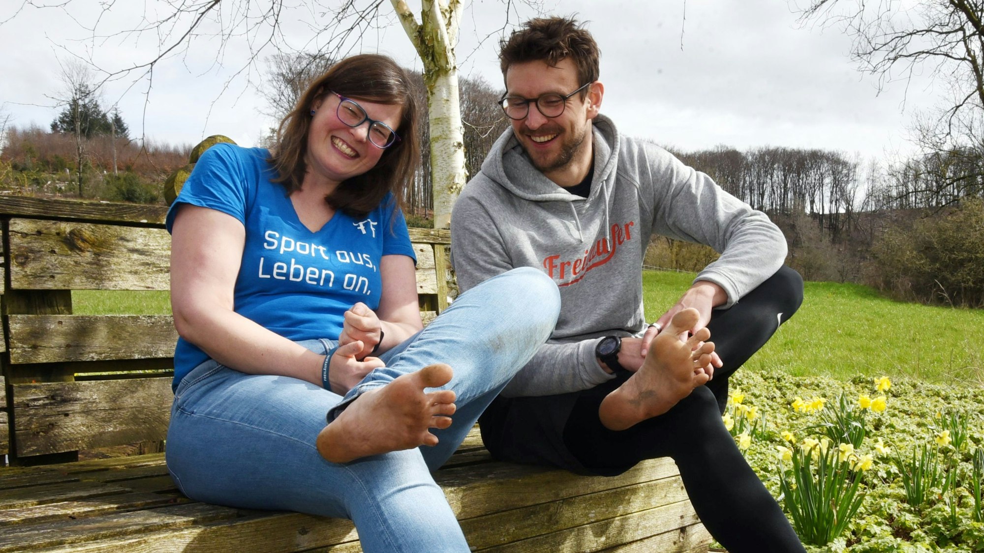 Ohne Schuhe: Miriam Neufurth und Ben Grümer zeigen ihre nackten Füße.