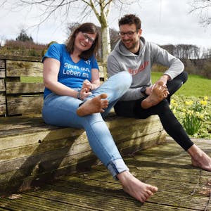 Ohne Schuhe: Miriam Neufurth und Ben Grümer zeigen ihre nackten Füße.