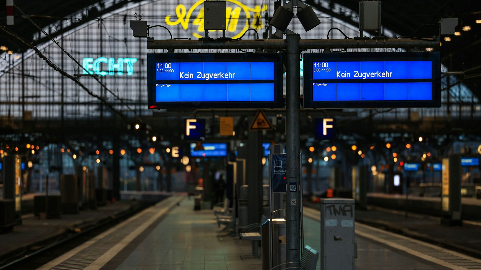 Der Bahnsteig im Hauptbahnhof ist leer, auf den Anzeigetafeln steht "Kein Zugverkehr".