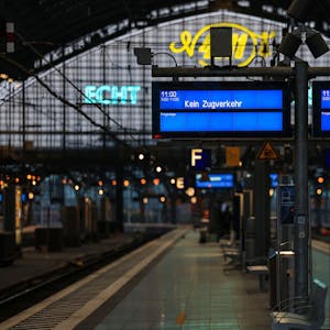 Der Bahnsteig im Hauptbahnhof ist leer, auf den Anzeigetafeln steht "Kein Zugverkehr".&nbsp;