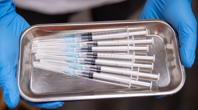 Aufgezogene Spritzen mit Impfstoff gegen Covid-19 liegen in einem temporären mobilen Impfzentrum in einer Schale.&nbsp;