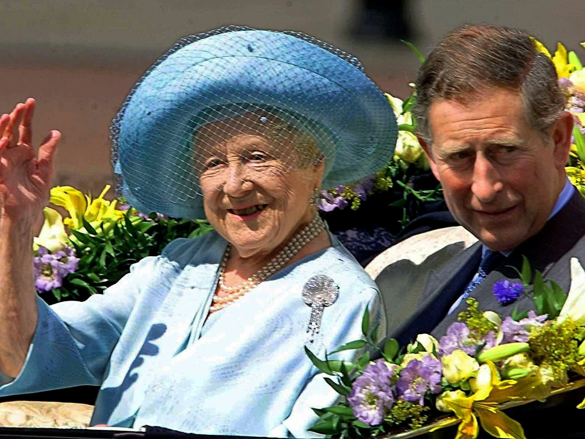 Queen Mum und König Charles III. am 4. August 2000 in London.