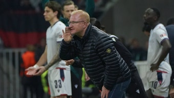 Heiko Vogel, ehemaliger Trainer der U23 von Borussia Mönchengladbach, gibt beim Europa-Conference-League-Viertelfinal-Rückspiel seines FC Basel bei OGC Nizza am 20. April 2023 Anweisungen an der Seitenlinie.