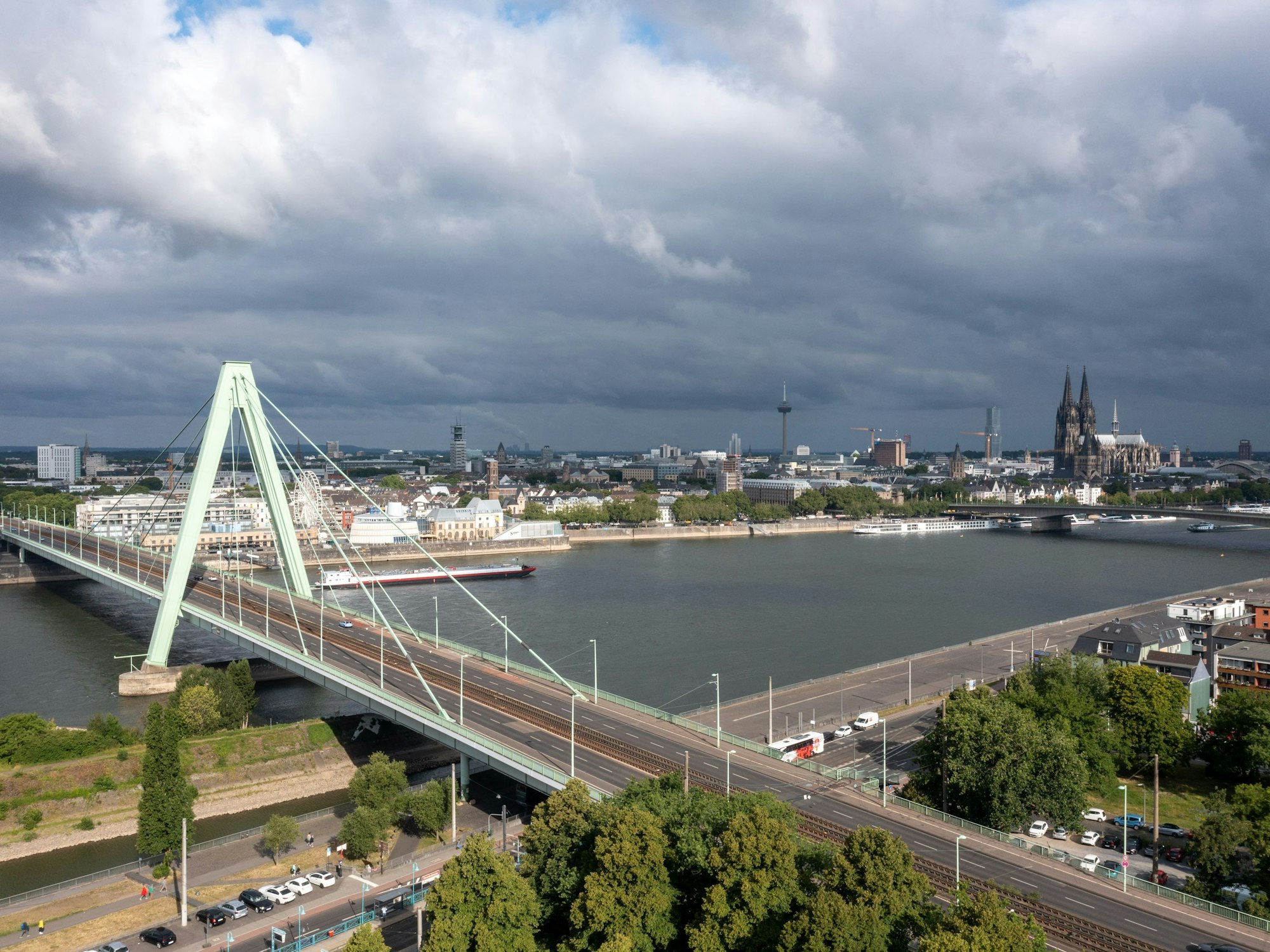 Blick auf die Severinsbrücke, den Rhein und das Stadtpanorama.