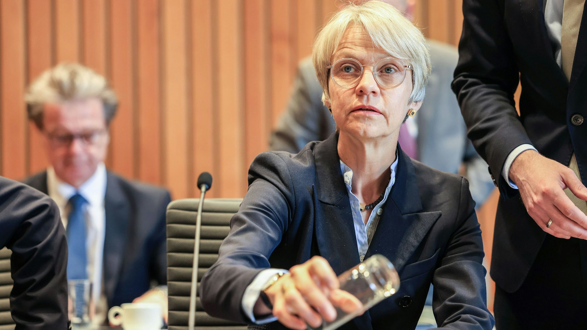 Dorothee Feller (CDU), Schulministerin, sitzt im Schulausschuss des Landtags in Nordrhein-Westfalen. In einer Sondersitzung arbeitete der Schulausschuss des Landtags am Freitag den misslungenen Start der diesjährigen Abiturprüfungen auf.