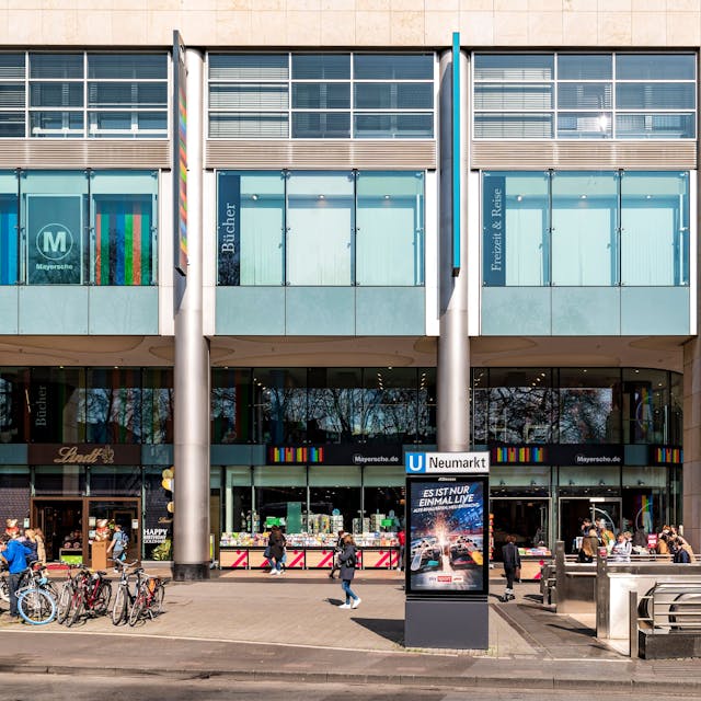 Außenansicht der Mayerschen Buchhandlung, die sich in der Neumarkt-Galerie in der Kölner Innenstadt befindet.