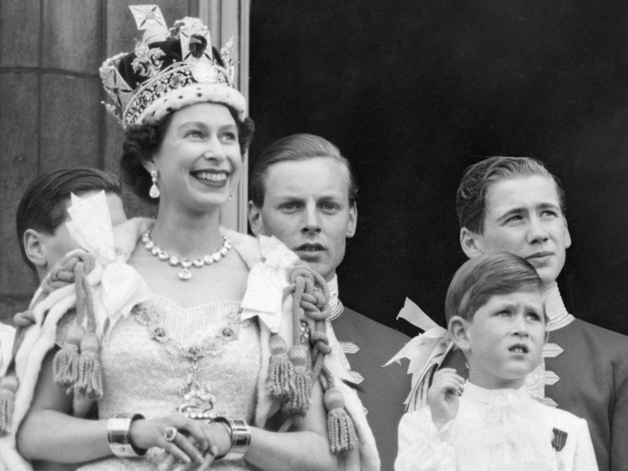 Königin Elizabeth II. von Großbritannien steht nach ihrer Krönung in Westminster Abbey am 2. Juni 1953 mit Sohn Charles auf dem Balkon des Buckingham Palace.