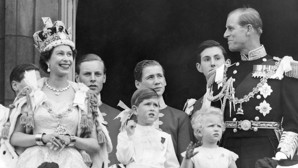 Das Schwarz-Weiß-Foto zeigt die ehemalige britische Königin Elizabeth II. Nach der Krönung steht sie mit ihrer Familie auf dem Balkon des Buckingham Palace.