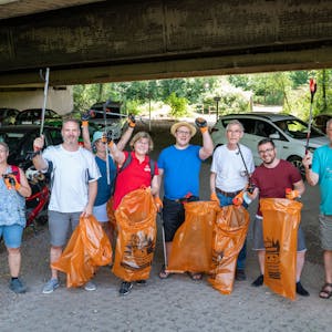 Bürger sammeln Müll am Gremberger Wäldchen unter der Autobahnbrücke auf. Auftaktaktion „Kölle putzmunter“ 2021.