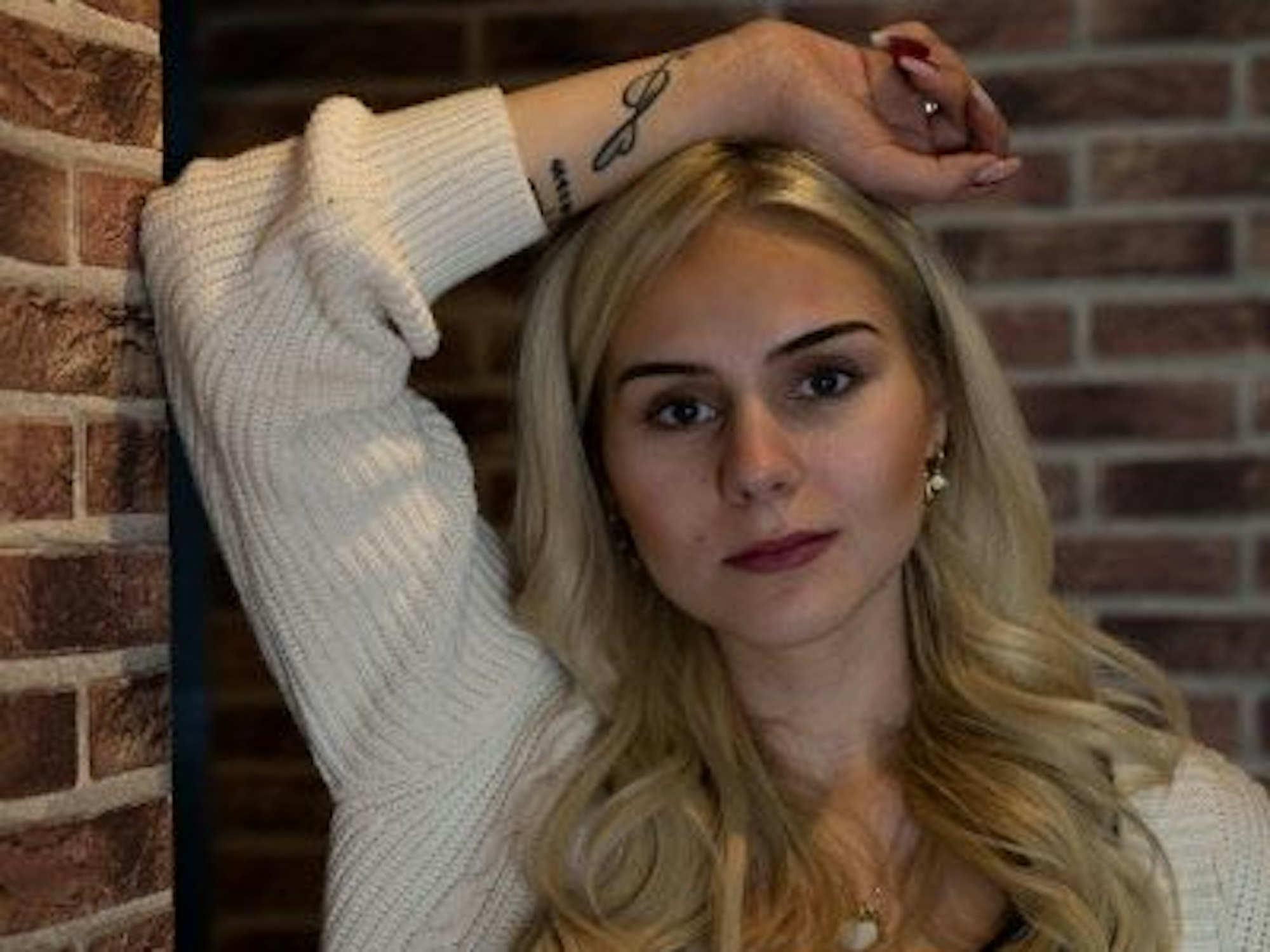 Estefania Wollny blickt, hier auf einem Instagramfoto von Dezember 2022, in die Kamera und trägt einen weißen Cardigan.