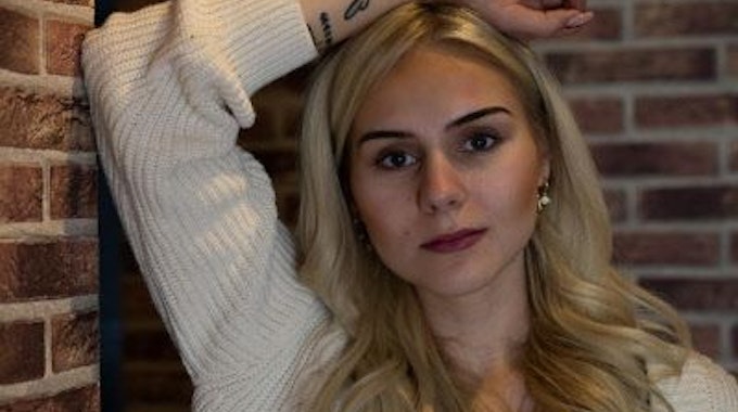 Estefania Wollny blickt, hier auf einem Instagramfoto von Dezember 2022, in die Kamera und trägt einen weißen Cardigan.&nbsp;