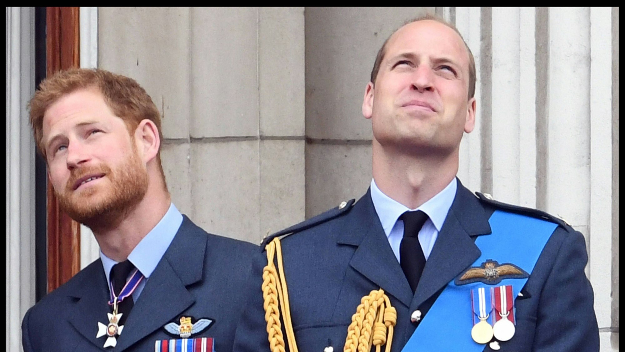 Prinz Harry und Prinz William schauen bei den 100-Jahr-Feierlichkeiten der Royal Air Force im Jahr 2018 nach oben zum Himmel.