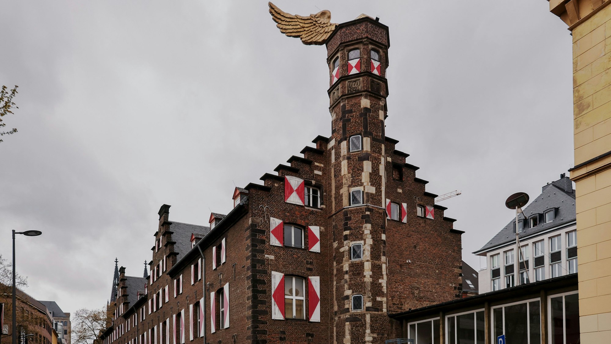 Das Zeughaus in Köln mit Turm und rot-weißen Fensterläden