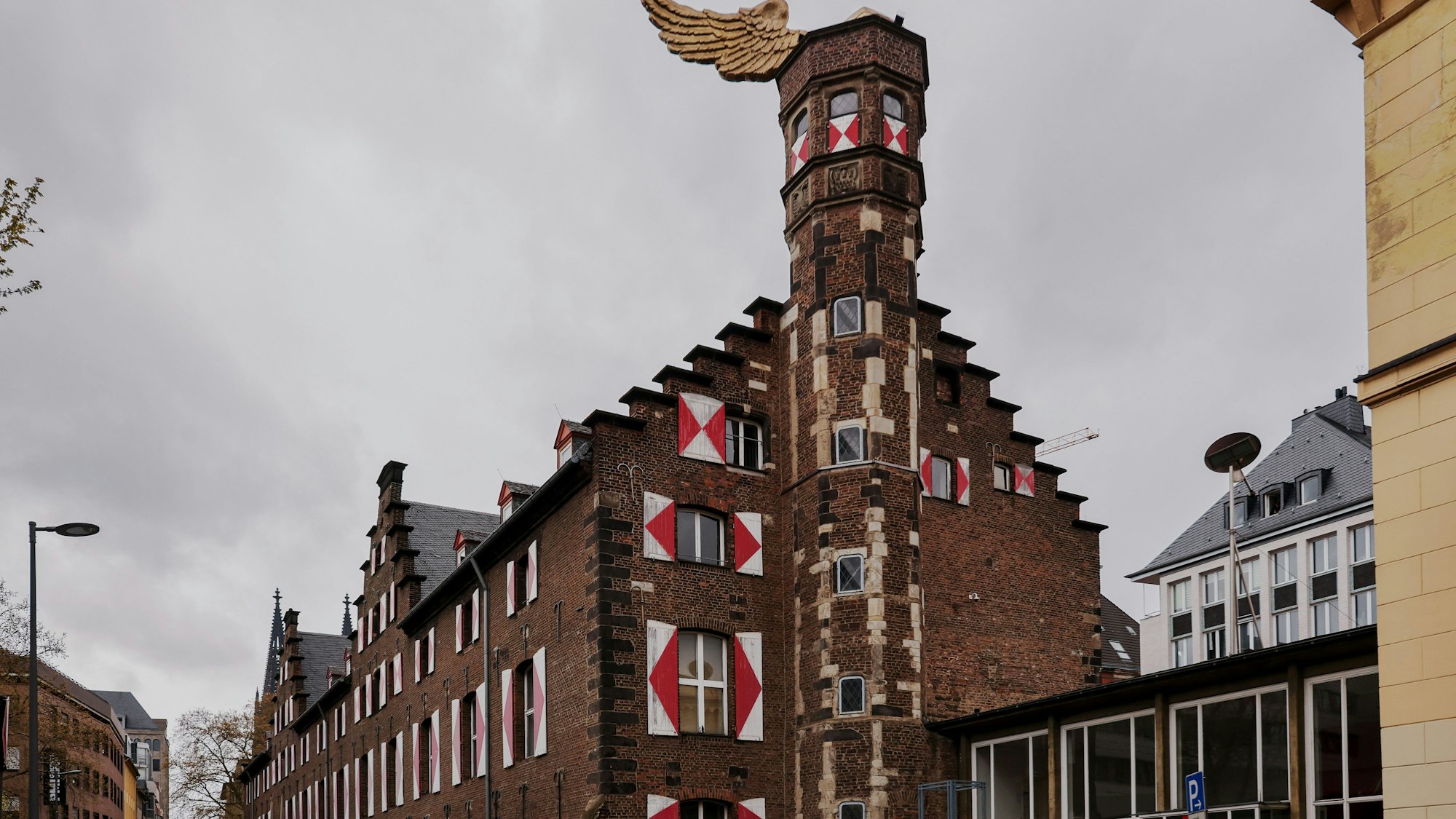 20.04.2023, Köln: Blick auf das Zeughaus in Köln. Foto: Thilo Schmülgen +++TECHNISCHER HINWEIS: stürzende Linien gerade gestellt in Photoshop+++
