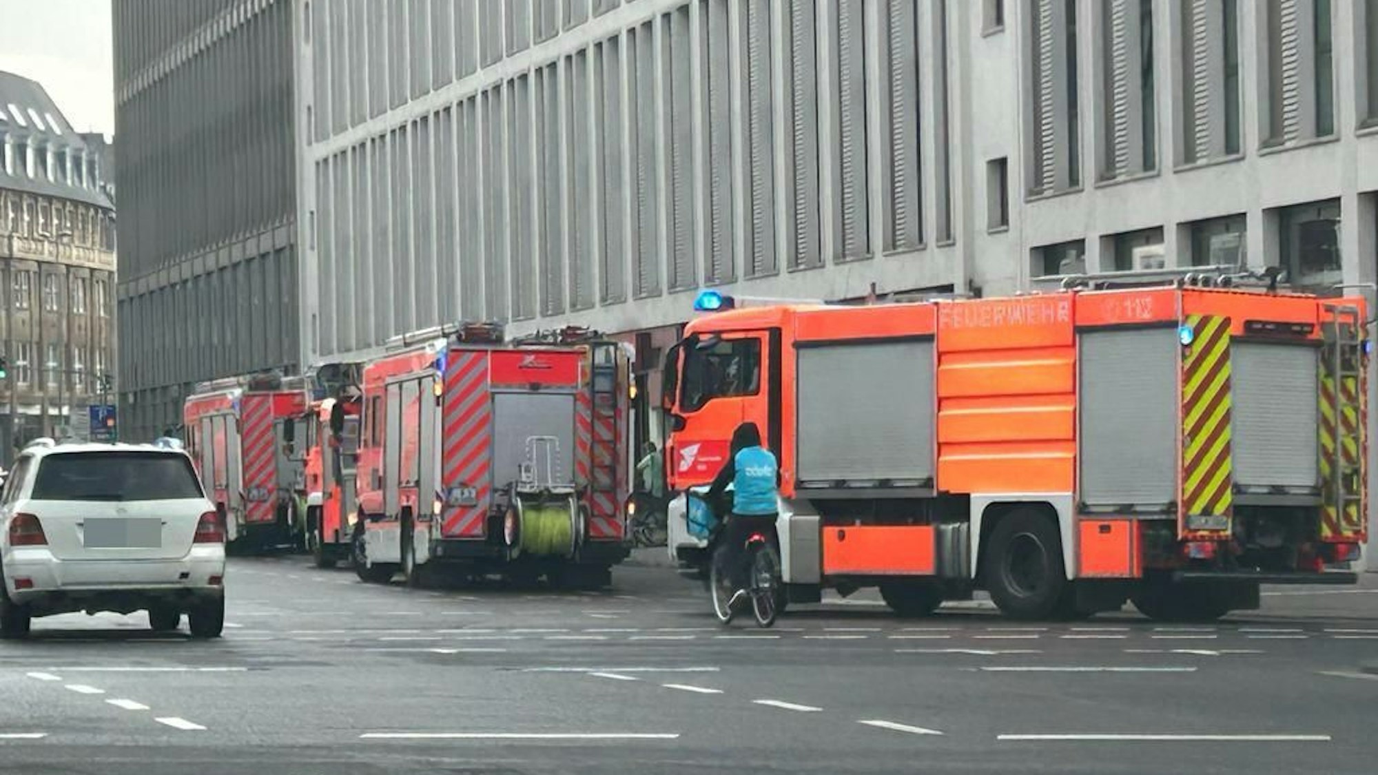 Mehrere Einsatzfahrzeuge der Feuerwehr stehen vor dem Hotel.