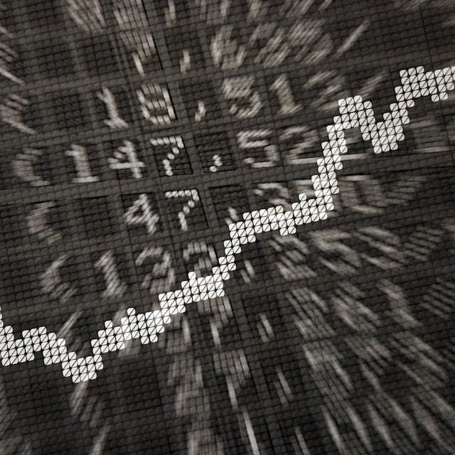 Die große Anzeige in der Börse zeigt die Dax-Kurve und verschiedene Börsenkurse (Aufnahme mit Doppelbelichtung).