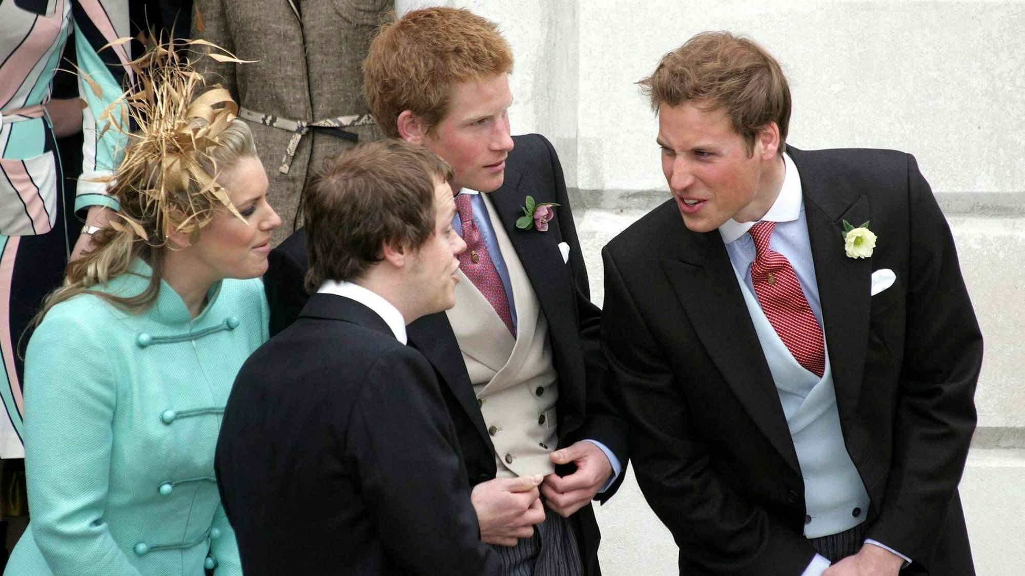 Tom Parker Bowles und seine Schwester Laura Parker Bowles sprechen mit Prinz Harry und Prinz William vor der Windsor Guildhall.