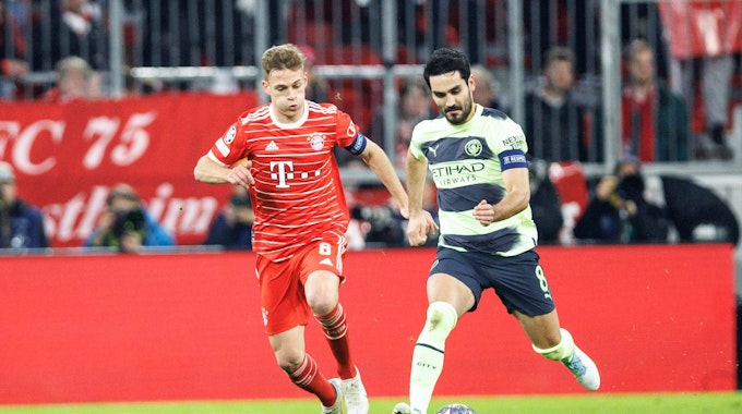 Ilkay Gündogan von Manchester City und Joshua Kimmich vom FC Bayern München (l) im Zweikampf um den Ball.