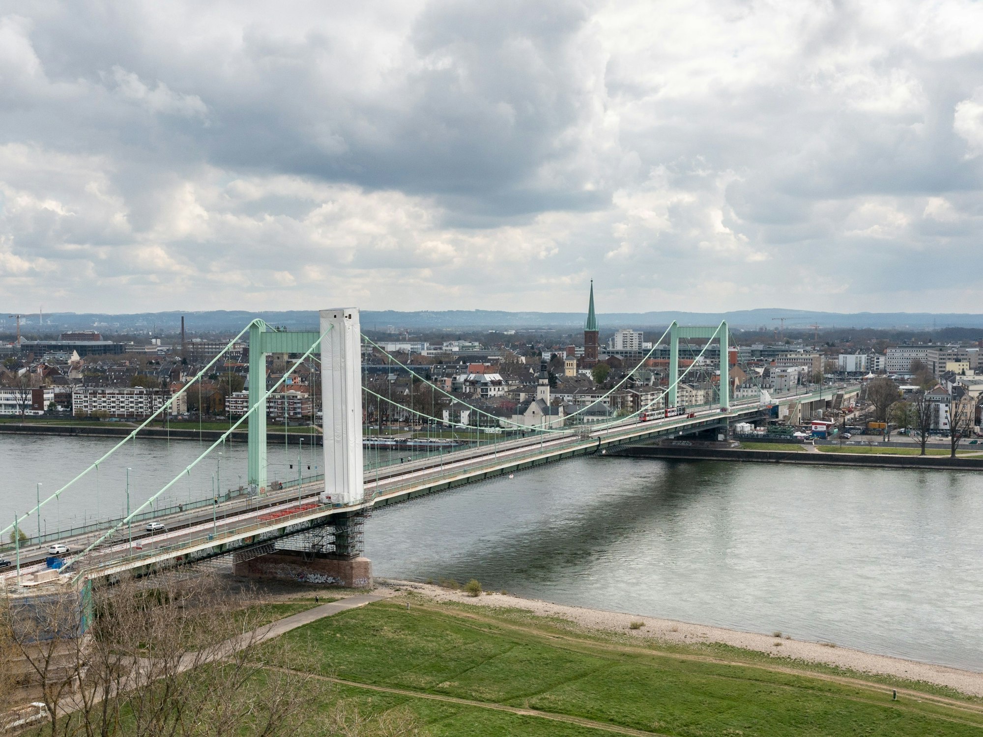 Blick auf die Mülheimer Brücke und Mülheim.