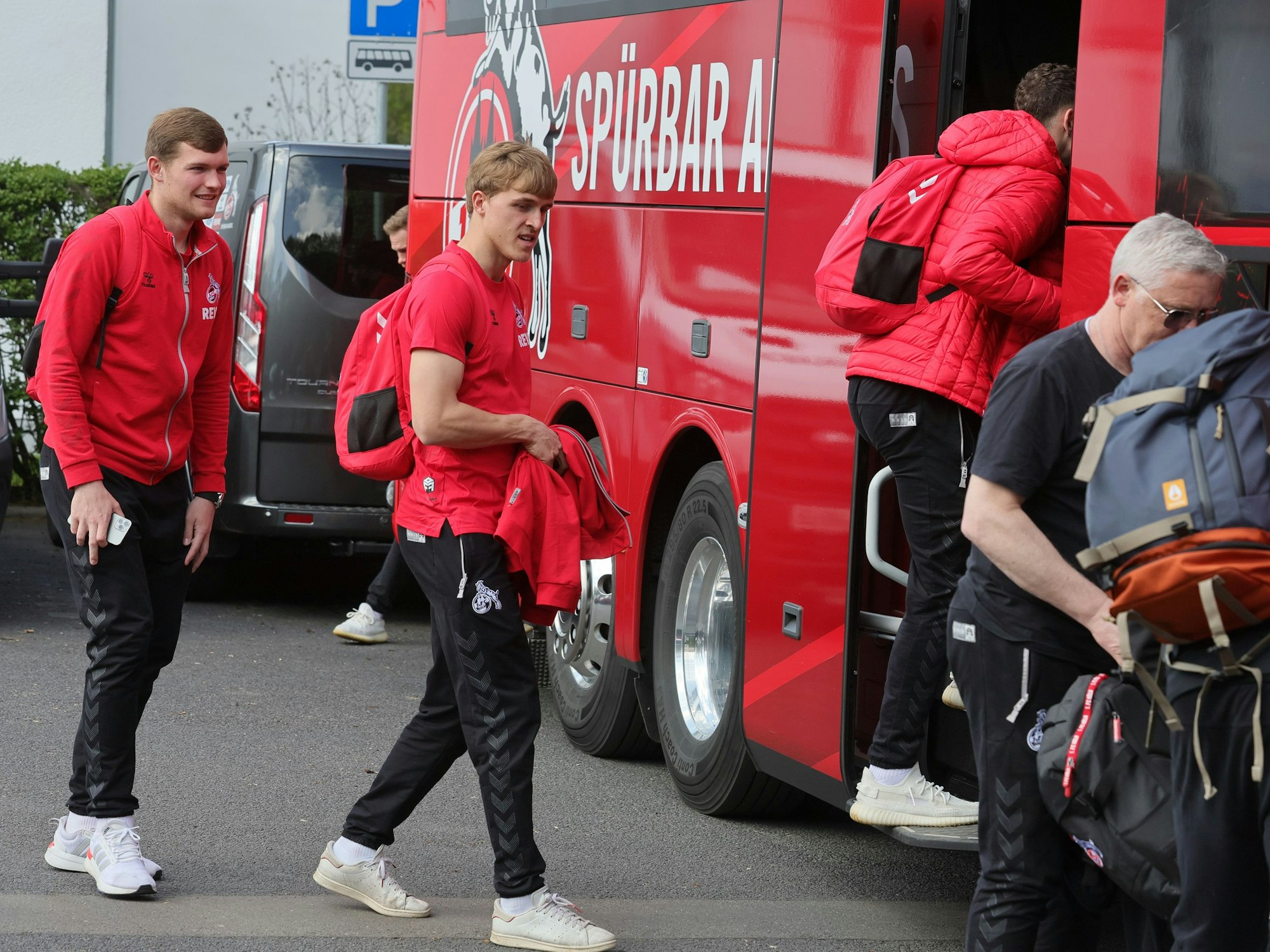 Timo Hübers und Luca Kilian steigen vor dem Hoffenheim-Spiel in den FC-Bus.