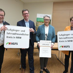 V.l. Verkehrsminister Oliver Krischer,
Landrat Stephan Santelmann, Christine Fuchs (AGFS), Elke Reichert
