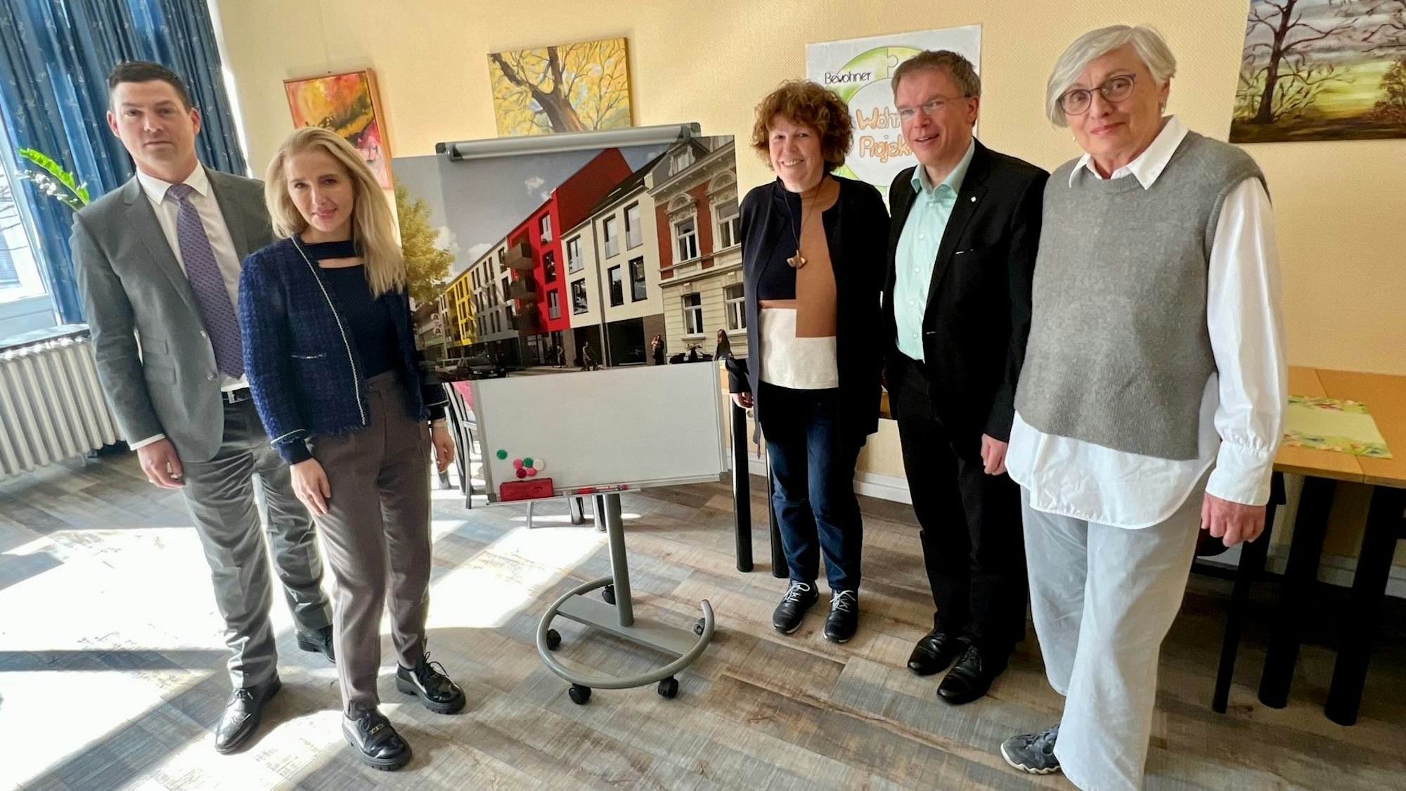 Sie planen das Bauprojekt Birkenbergstraße 10 (v.l.): Alexander Dederichs und Meral Tosun (GBO) sowie Elke Pütz, Dietmar Neu und Ingrid Zureck-Bach vom Verein Solemio.