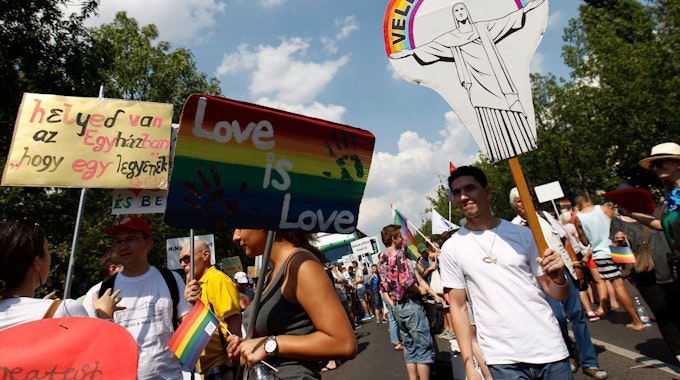 Teilnehmende beim Pride March in Budapest, Ungarn am 2. Juli 2016.