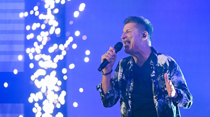 Hartmut Engler, der Sänger der Pop-Band Pur, singt bei der Generalprobe für die neue Tournee in der MHP Arena in Ludwigsburg.