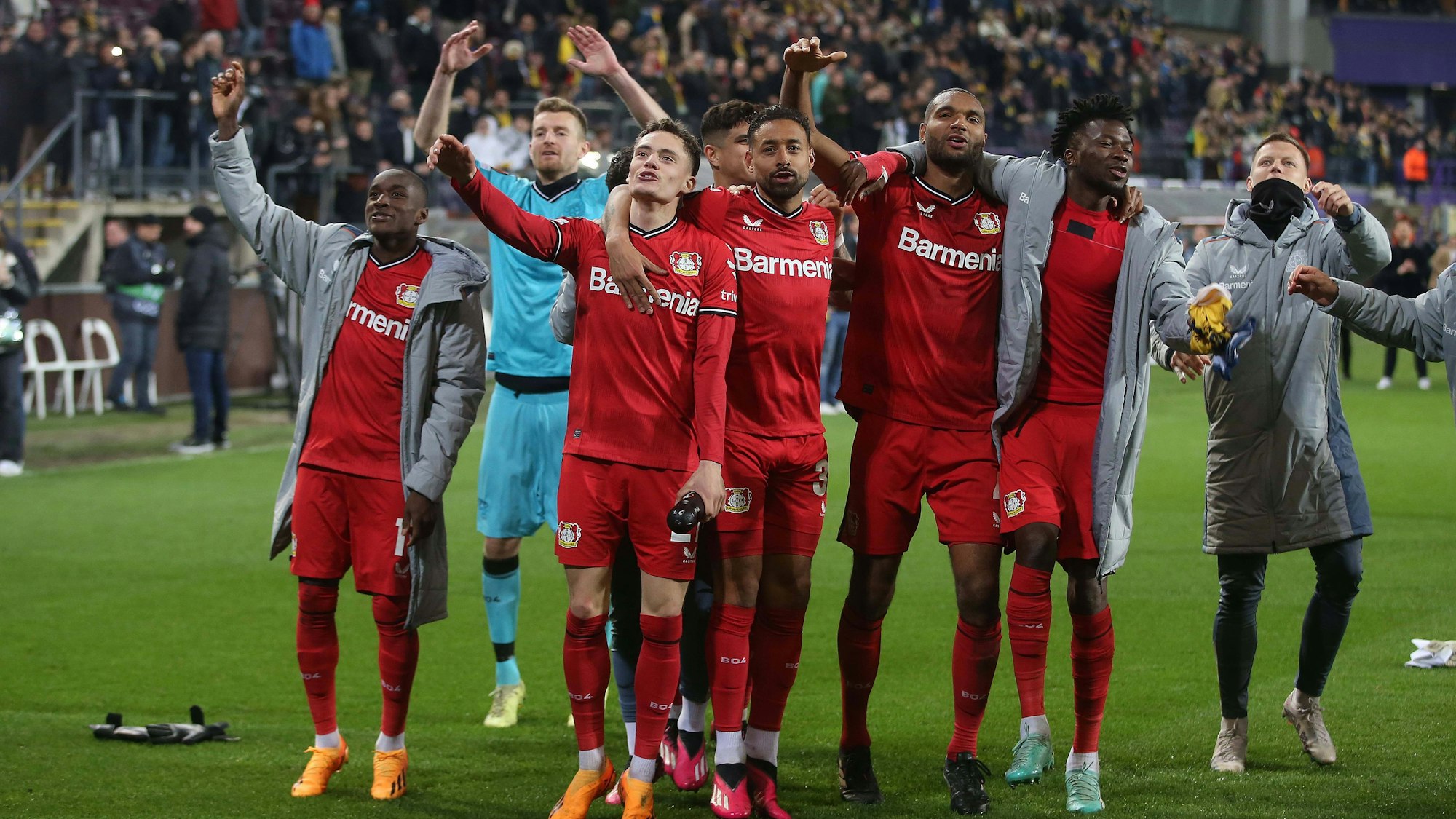 Die Mannschaft von Bayer Leverkusen feiert mit den Fans.