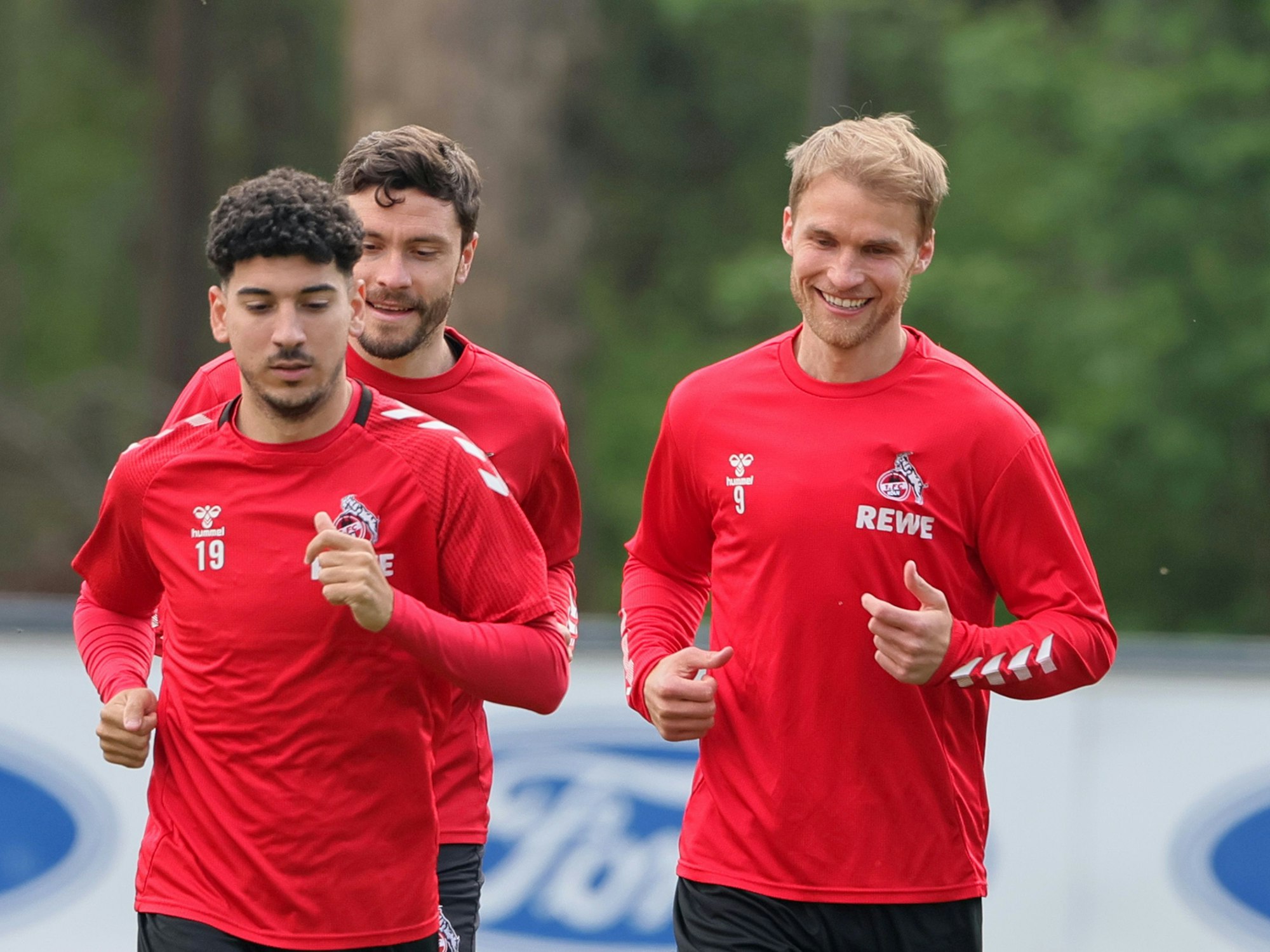 Sebastian Andersson, Jonas Hector und Dimitris Limnios scherzen im FC-Training.
