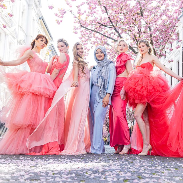 Models posieren für die neue Kollektion von Fatima Halwani.