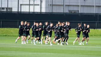 Die Mannschaft von Borussia Mönchengladbach läuft beim Training am 21. April 2023 über den Trainingsplatz im Borussia-Park.