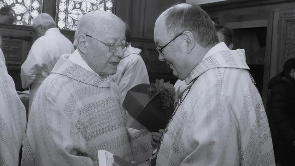 Dompropst emeritus Gerd Bachner (rechts) gratuliert Prälat Peter Schnell (links) 2019 zu dessen 65. Priesterjubiläum.
