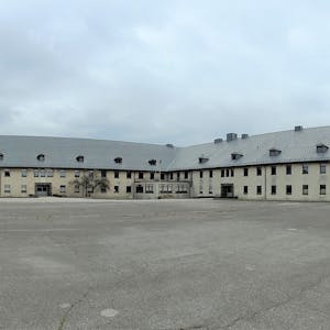 Das Bild zeigt den L-förmigen Gebäudekomplex Van Dooren.