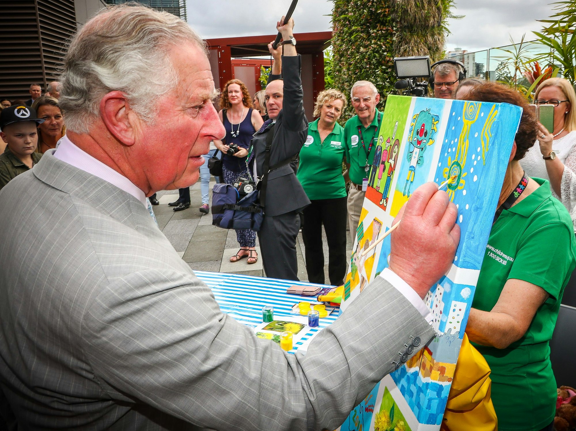 König Charles 2018 beim Malen in Brisbane (Australien)