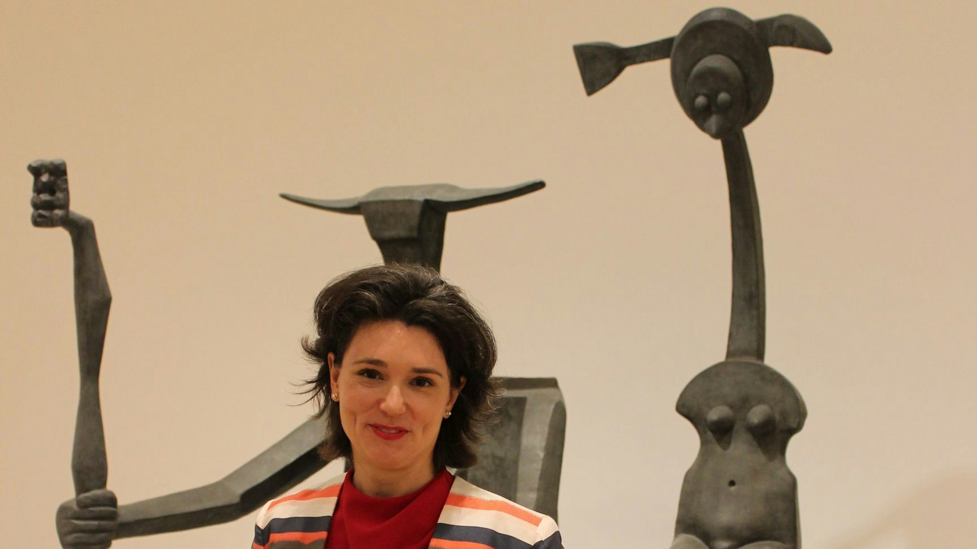 Das Bild zeigt die Leiterin des Max-Ernst-Museums, Madeleine Frey, vor Capricorn.