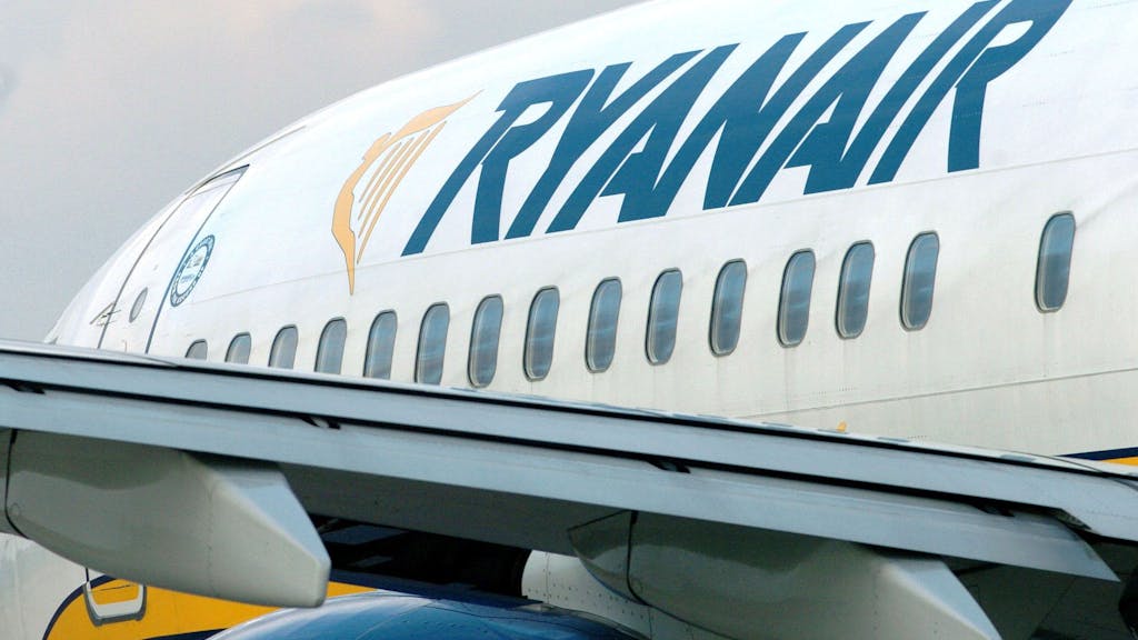 Eine Boeing 737-800 des irischen Billigfliegers Ryanair (Symbolfoto vom 11.01.2005). Nach der Landung eines Ryanair-Flugzeuges setzte sich die voll besetzte Maschine mit offenen Türen in Bewegung.