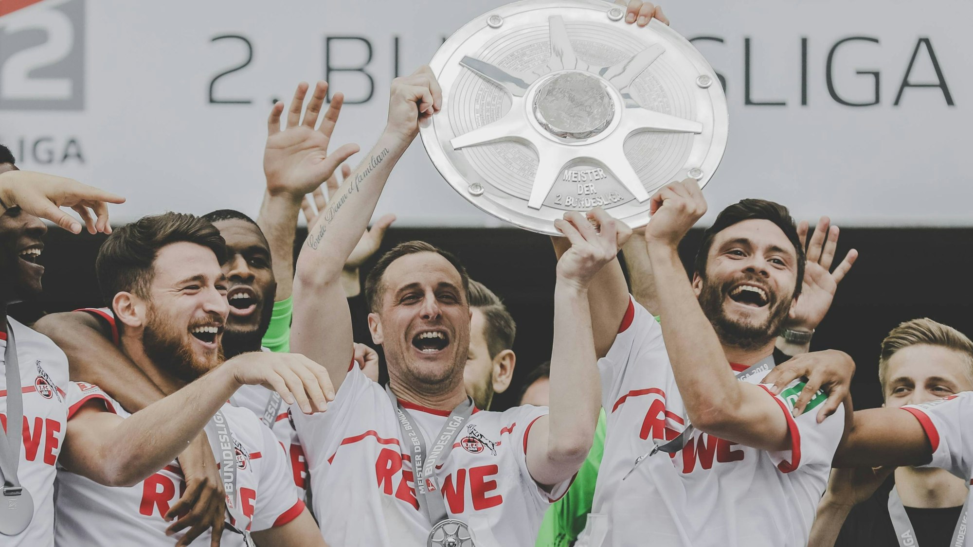 Seine gesamte Profikarriere ist Jonas Hector dem 1. FC Köln treu geblieben. Er machte ab dem Jahr 2010 Auf- und Abstiege mit. Hier hält er im Jahr 2019 die Meisterschaftsschale der 2. Liga in die Höhe. Als Tabellenerster stieg der Verein zurück in die 1. Liga auf.