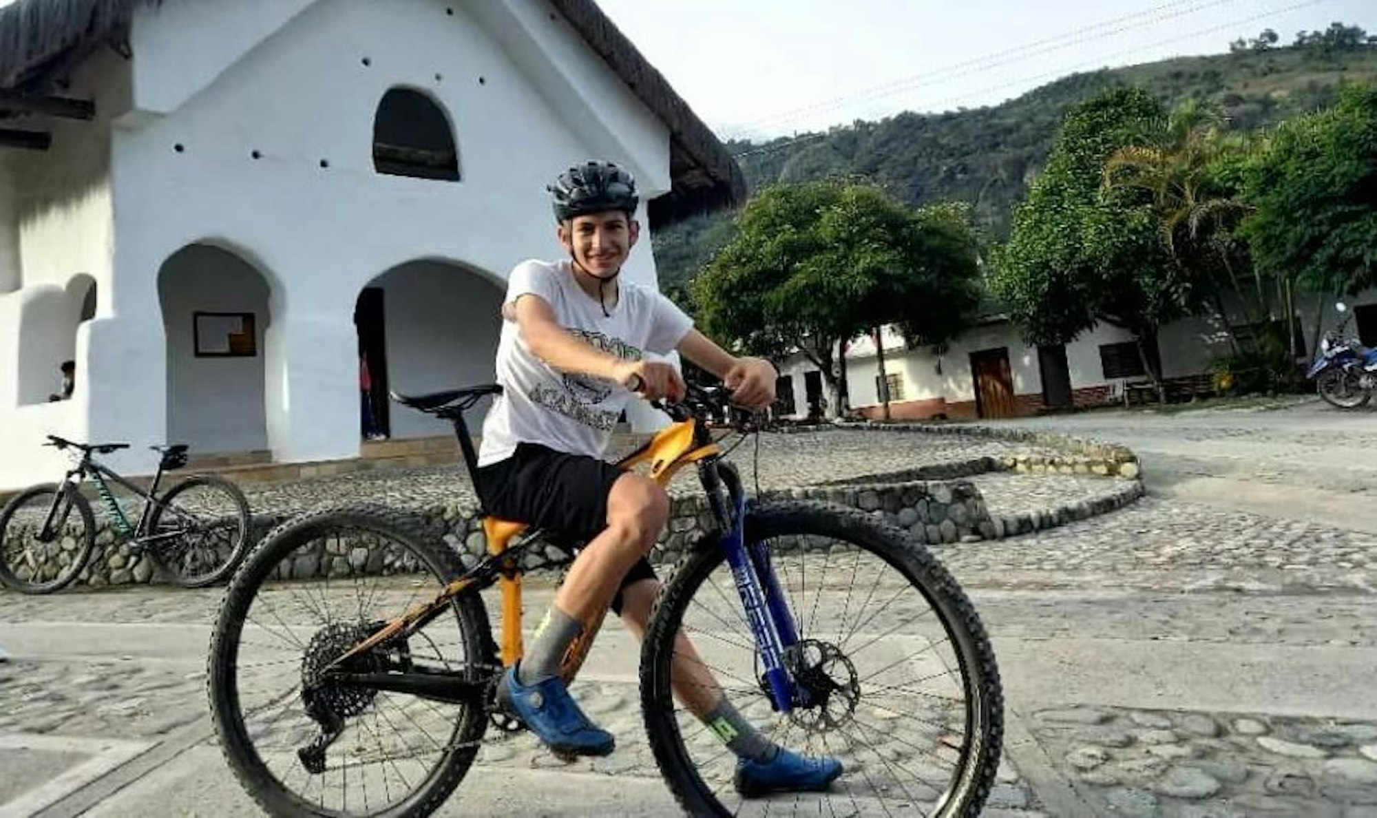 Juan José Ortega posiert mit einem Mountainbike für ein Instagram-Foto.