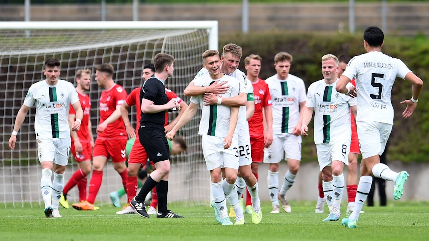 Die U23 von Borussia Mönchengladbach bejubelt den Treffer von Oscar Fraulo (M.) zum zwischenzeitlichen 2:1 im Regionalliga-Derby gegen den 1. FC Köln II am 22. April 2023.