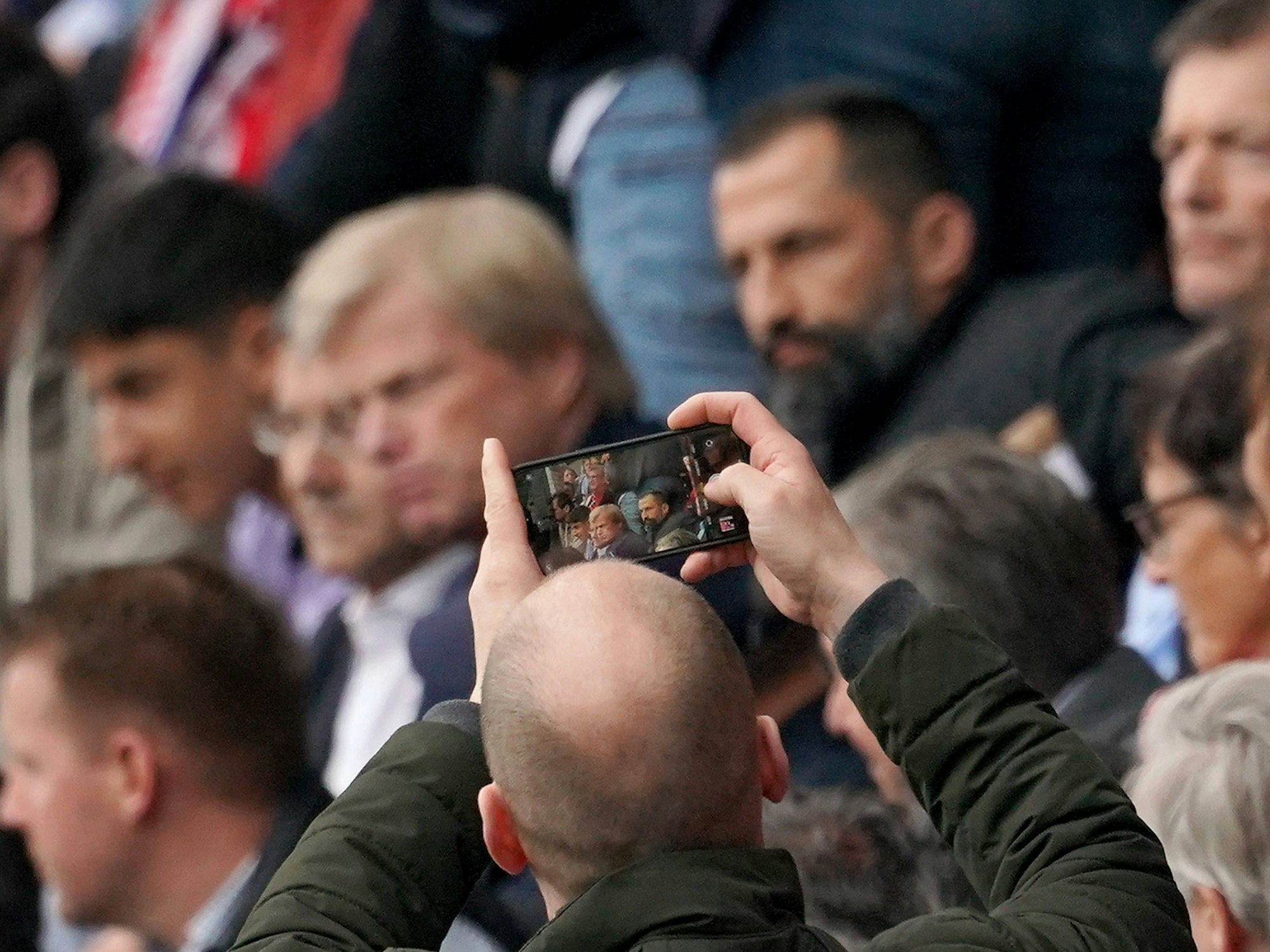 Ein Zuschauer fotografiert den Vorstandsvorsitzenden Oliver Kahn (Bayern München) und Hasan Salihamidžić.