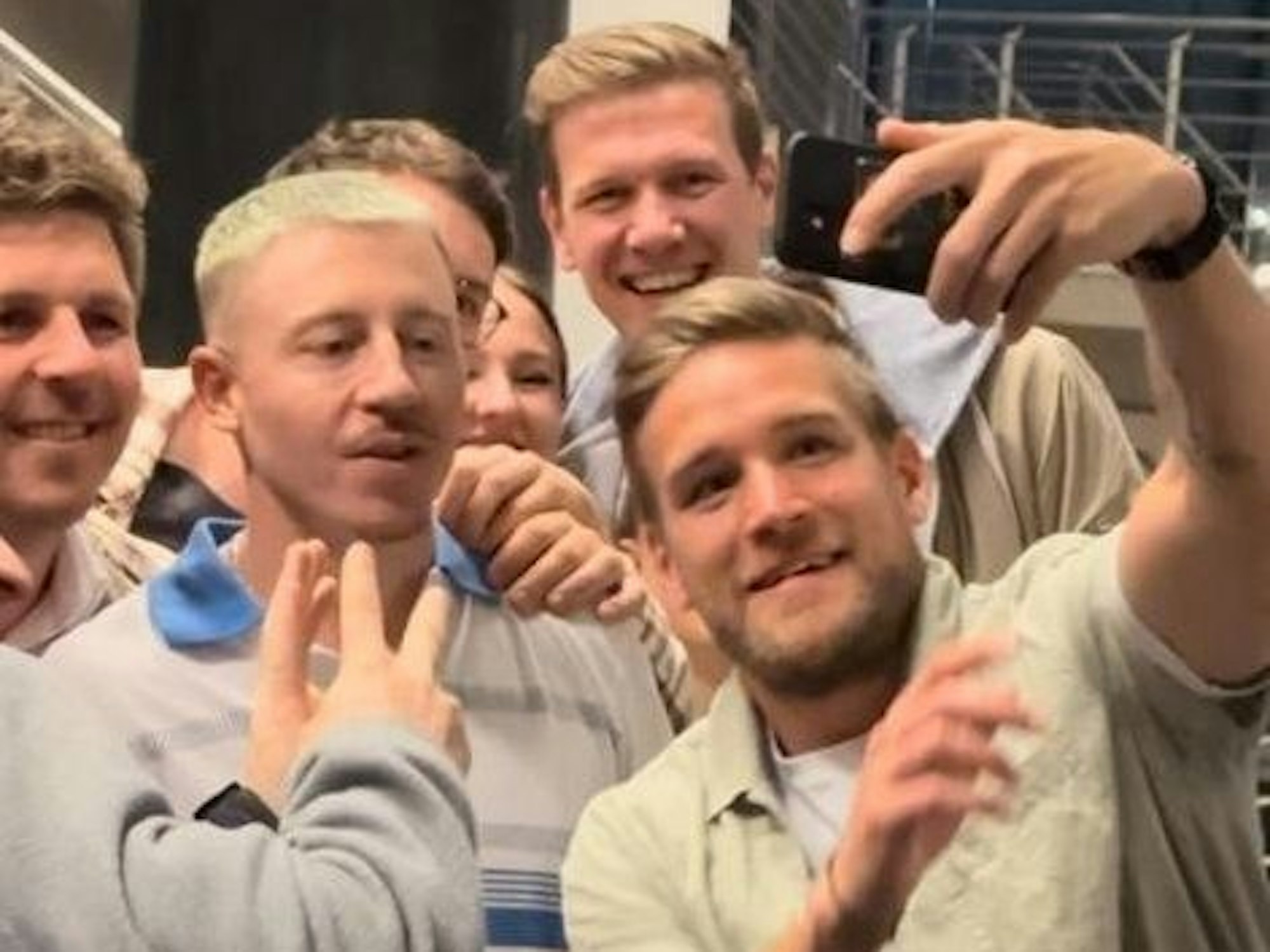 Einige Macklemore-Fans machen Selfies mit dem Star im Treppenhaus.