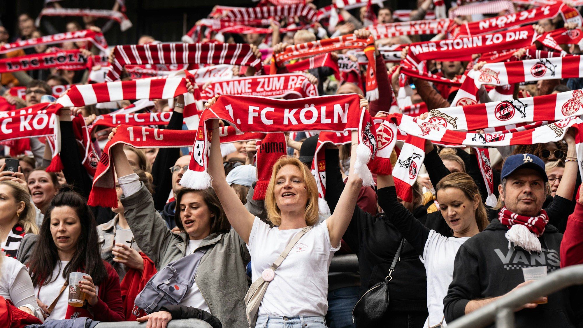 Eine tolle Stimmung herrschte im Kölner Rheinenergie-Stadion bereits vor dem Anpfiff des Rekordspiels.