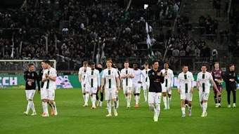 Die Spieler von Borussia Mönchengladbach bedanken sich bei den Gladbach-Fans bei einer Extrarunde nach der Bundesliga-Niederlage gegen Union Berlin am 23. April 2023.