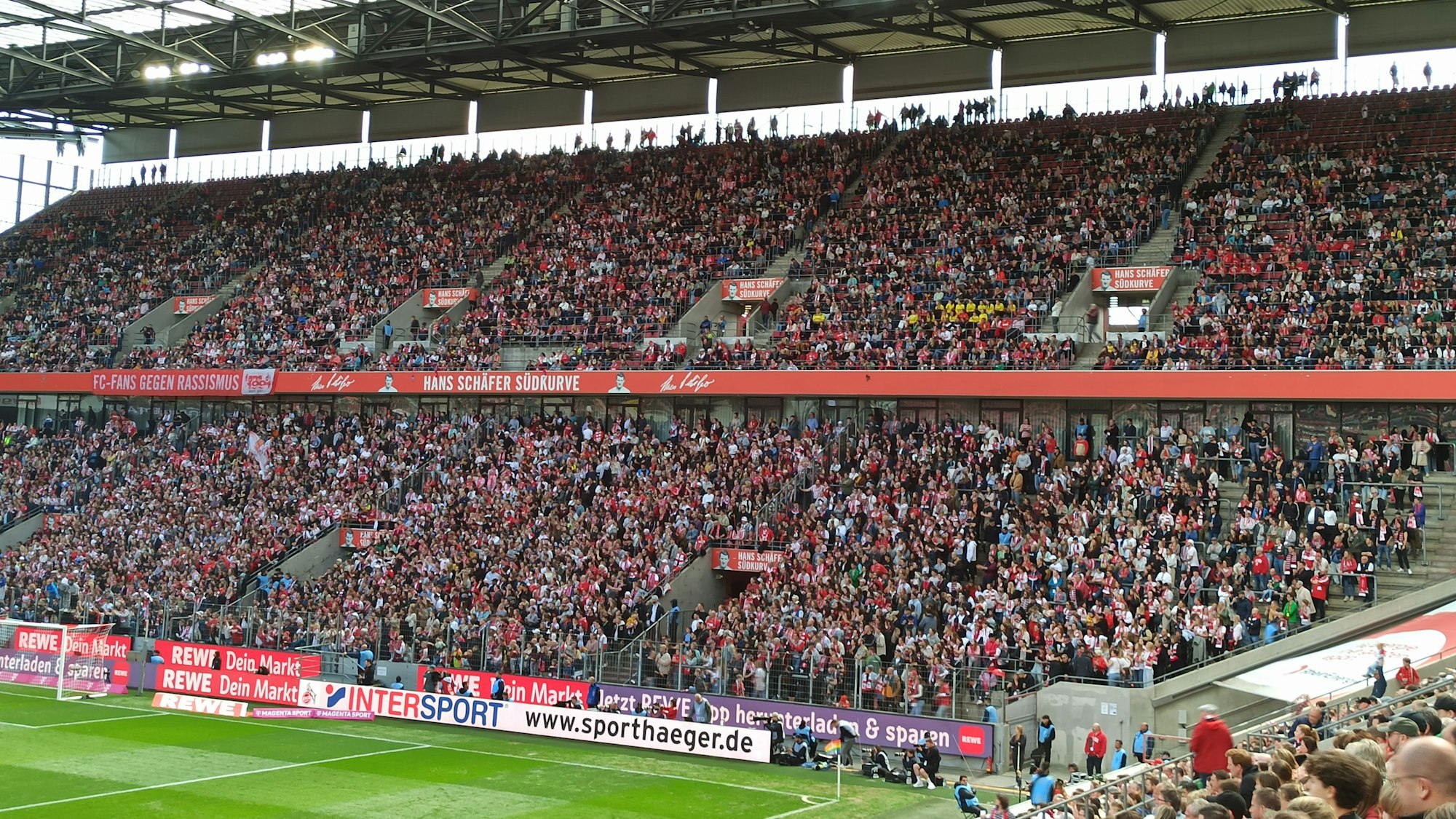 Die Südkurve des Rheinenergie-Stadions beim Rekordspiel der Frauen des 1. FC Köln.