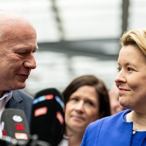 Franziska Giffey (SPD), Regierende Bürgermeisterin von Berlin, und Kai Wegner (CDU), Spitzenkandidat und Landesvorsitzender Berlin.